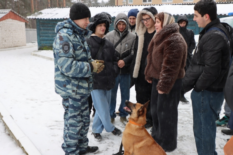 В Твери студентам показали Центр кинологической службы УМВД