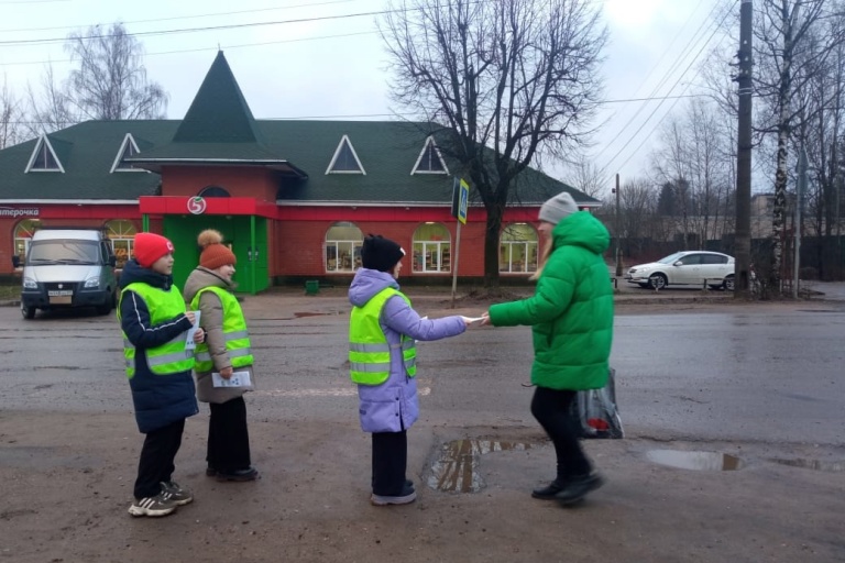 В Тверской области школьники вместе с автоинспекторами вышли на дороги