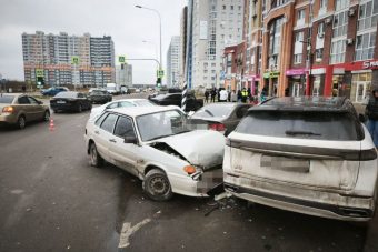 Три автомобиля столкнулись в микрорайоне Южный в Твери