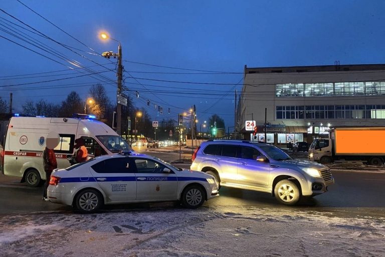 В Твери сбили мужчину, переходившего дорогу на "зеленый"