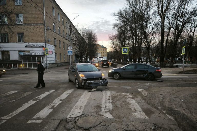 Женщина пострадала при столкновении легковушек в Твери