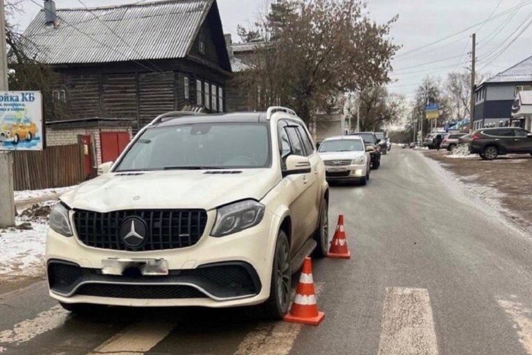 Mercedes сбил мужчину на переходе в Тверской области