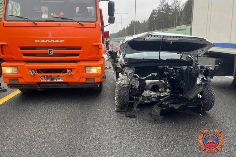 Легковушка и КамАЗ столкнулись на М-11 в Тверской области