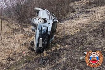 Легковушка прилегла в кювете после столкновения со столбом в Тверской области