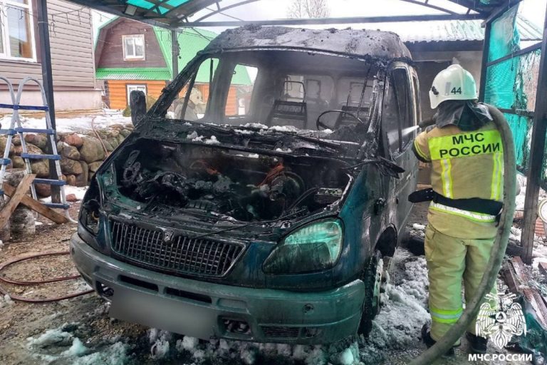 В Тверской области пытаясь отремонтировать атомобиль, владелец сжег его дотла