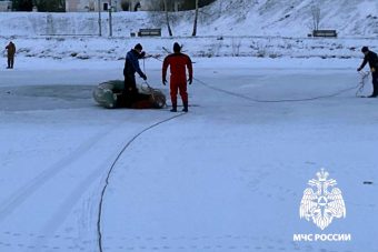 В Твери из-подо льда Тьмаки достали тело человека