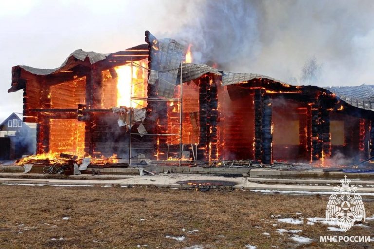 В Конаковском округе полыхает недостроенный особняк