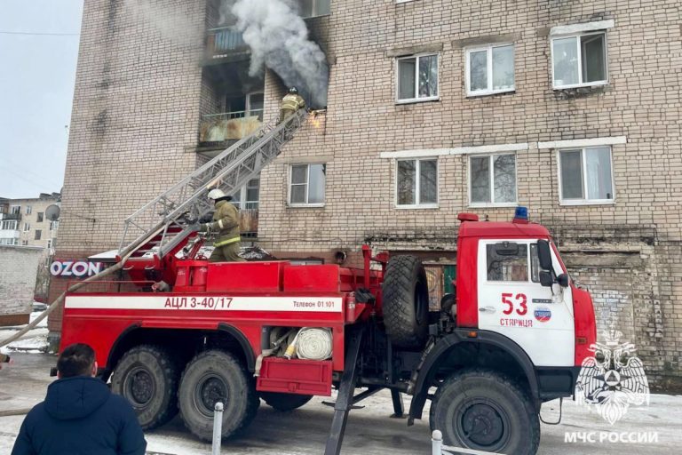 В Старице пожарные спасли людей из горящей квартиры