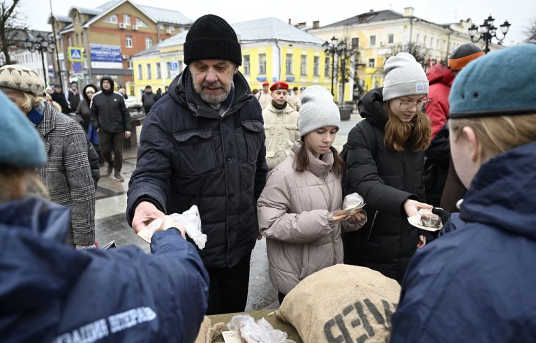 Чтобы помнили: жителям Тверской области раздали 125 блокадных грамм хлеба