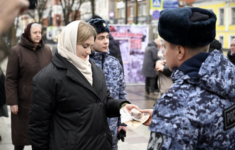 Чтобы помнили: жителям Тверской области раздали 125 блокадных грамм хлеба