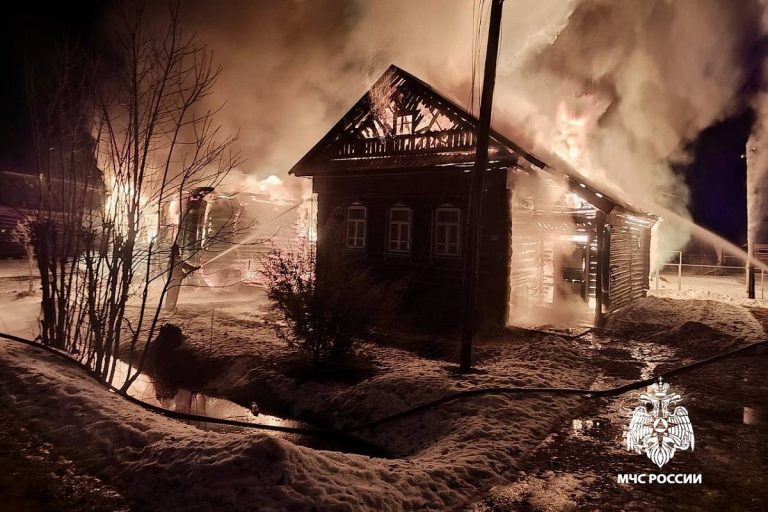 Три дома горели в деревне в Тверской области