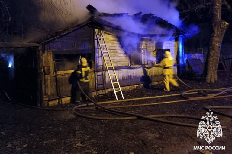 Жилой дом полыхал в Тверской области