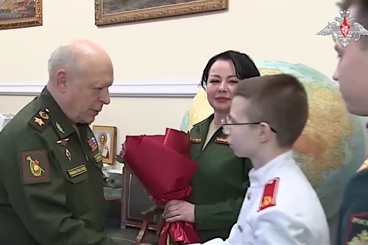 Генерал Олег Салюков исполнил желание тверского суворовца, чей отец погиб на СВО