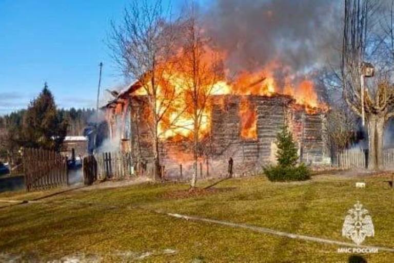 В Тверской области средь бела дня дотла сгорел жилой дом