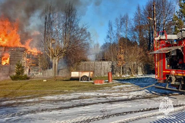 В Тверской области средь бела дня дотла сгорел жилой дом