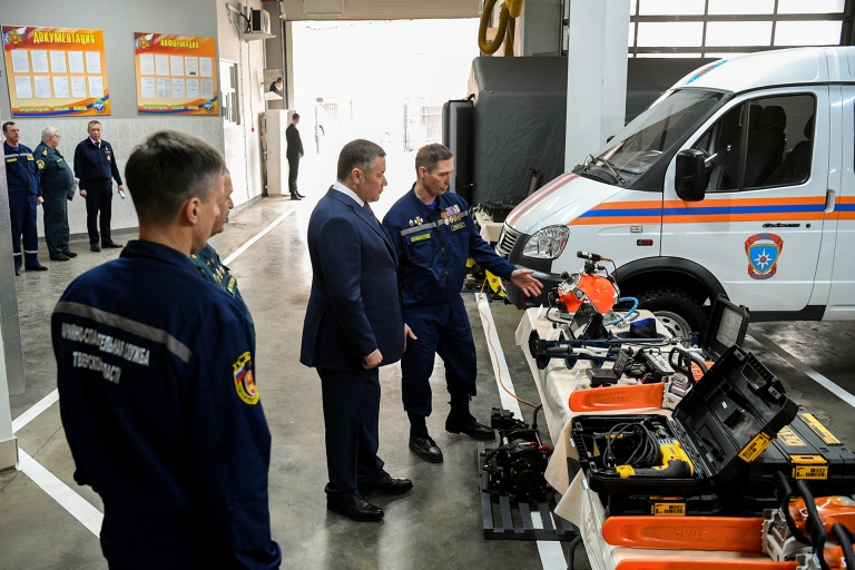 Игорь Руденя наградил специалистов аварийно-спасательной службы Тверской области и передал им технику и оборудование