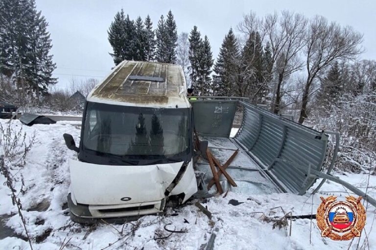 Микроавтобус врезался в остановочный павильон в Тверской области