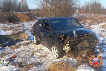 Иномарка съехала в кювет и опрокинулась в Тверской области