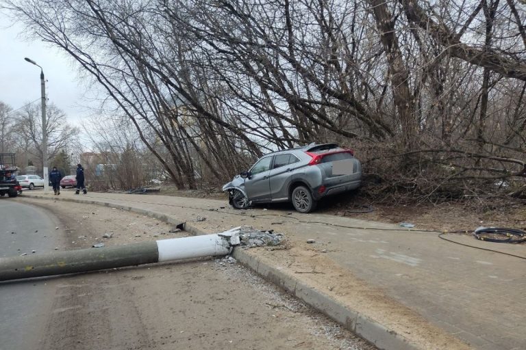 Пьяный водитель снес опору освещения в Центральном районе Твери