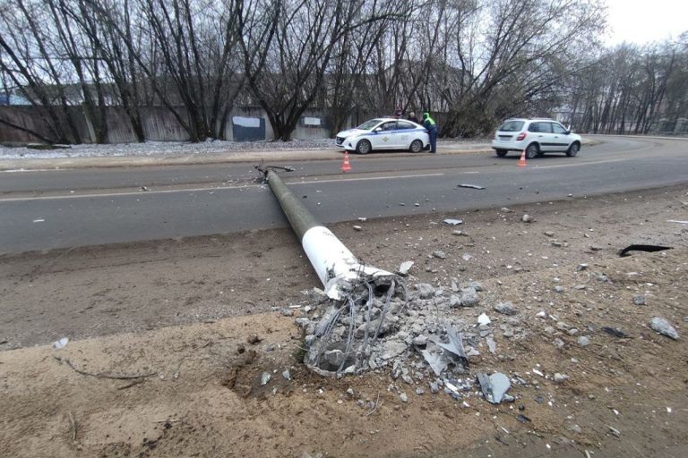 Пьяный водитель снес опору освещения в Центральном районе Твери