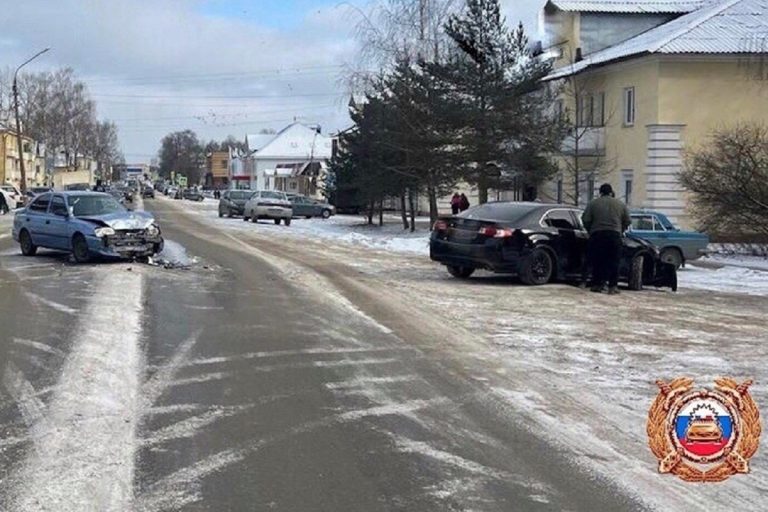 Женщина пострадала при столкновении легковушек в Тверской области