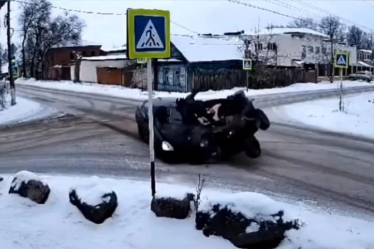 Снегоболотоход столкнулся с легковушкой в Тверской области