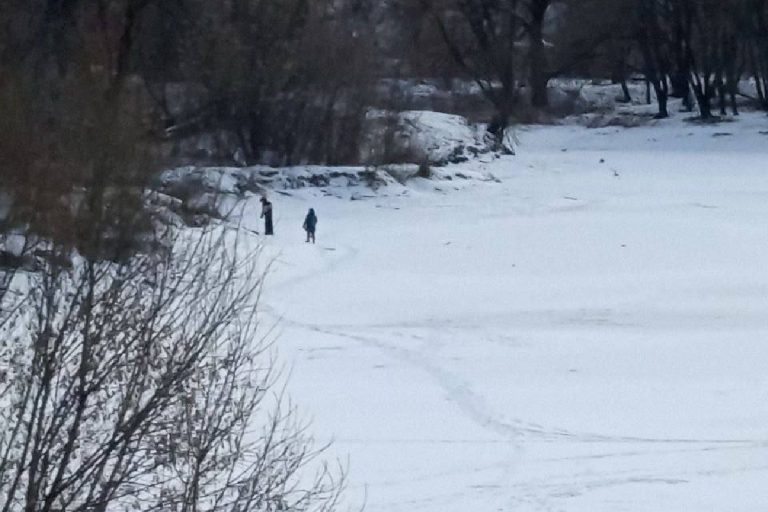 Жителей Твери напугали две девочки, гуляющие по льду