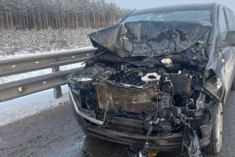 В Тверской области на трассе М-11 легковушка протаранила грузовик