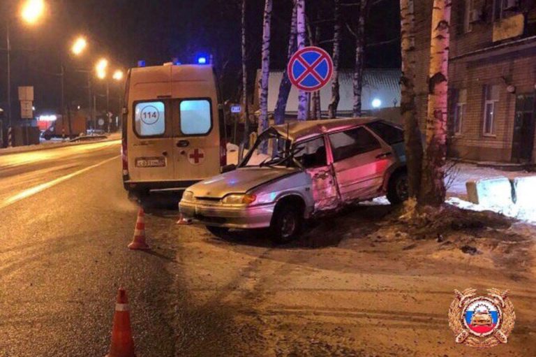 В Вышнем Волочке водитель легковушки врезался в дерево