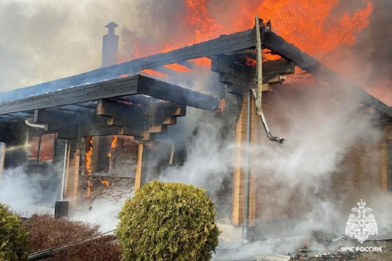 Пожар в деревне Лазурная оставил семью без крыши