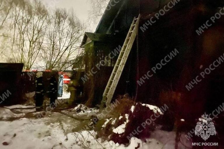 Двухэтажный жилой дом горел в Тверской области