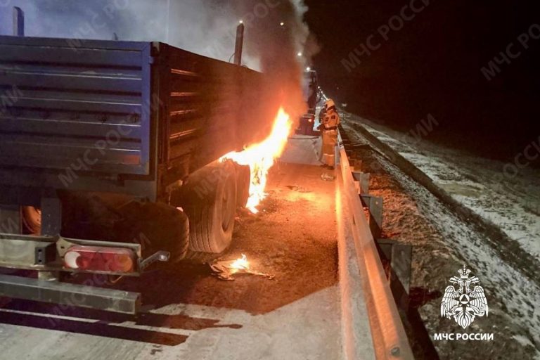 У фуры загорелся на ходу прицеп в Тверской области