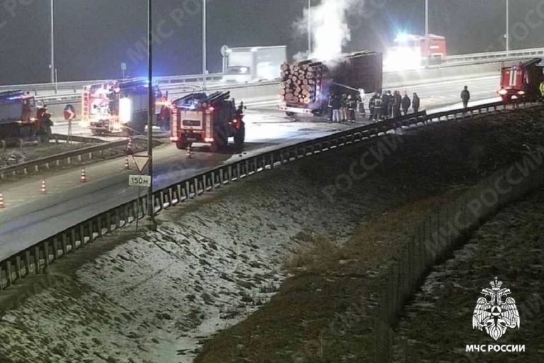 Лесовоз горел на М-11 в Тверской области