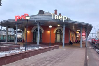 На вокзале в Твери пассажир решил зарядить телефон и пожалел об этом