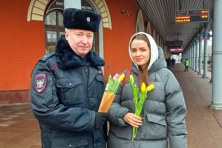 Транспортные полицейские поздравили женщин Твери с 8 марта