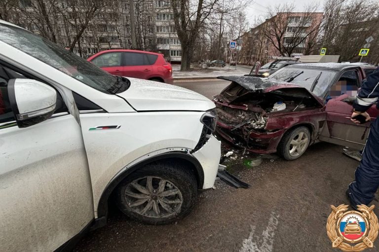 Две женщины пострадали в лобовом ДТП в Твери