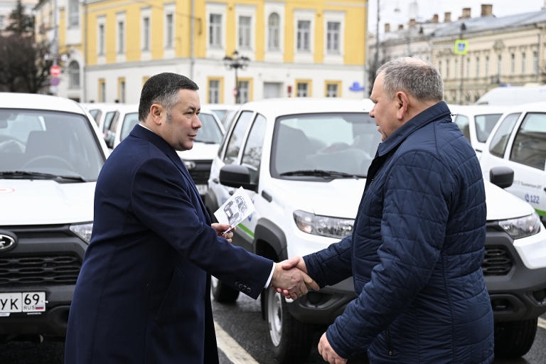 Муниципалитеты Тверской области получили крупнейшую за последние годы партию транспорта для медучреждений