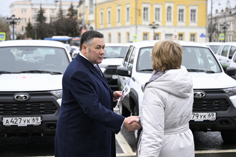 Муниципалитеты Тверской области получили крупнейшую за последние годы партию транспорта для медучреждений