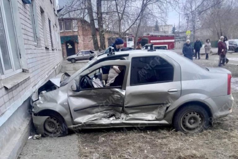 Легковушка врезалась в дом в Тверской области