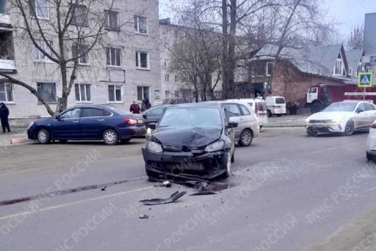 Легковушка врезалась в дом в Тверской области