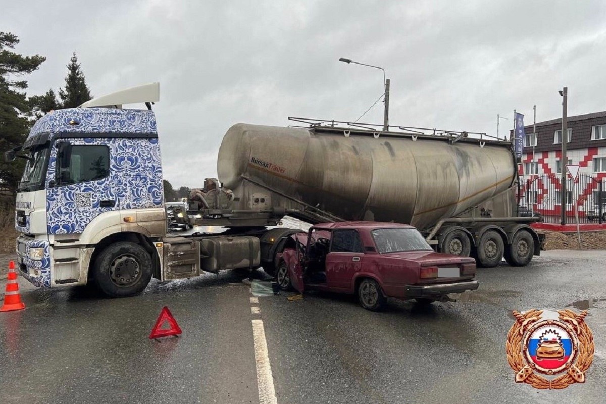 Юноша на легковушке врезался в муковоз в Тверской области