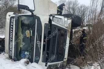 Грузовик опрокинулся в Тверской области