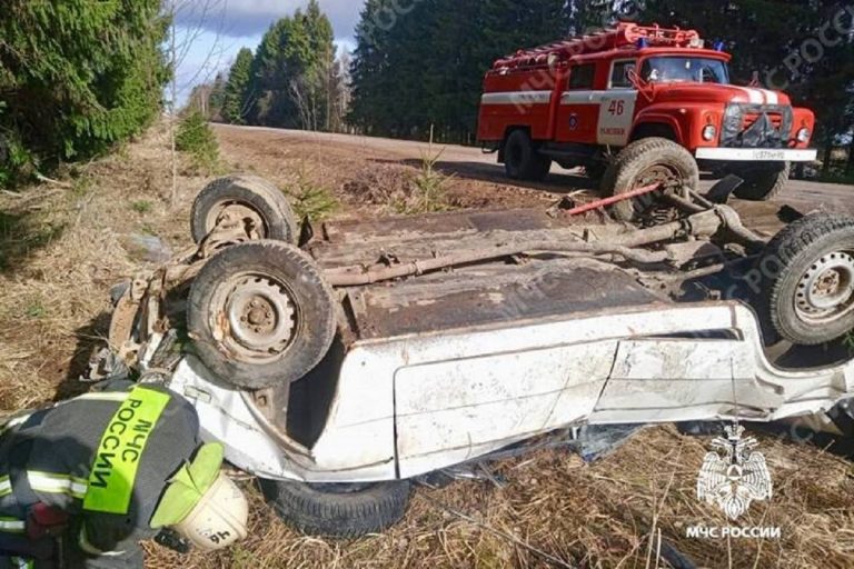Спасатели извлекали водителя из перевернувшейся легковушки в Тверской области