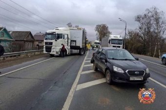 Легковушка и два грузовика столкнулись на М-10 в Тверской области