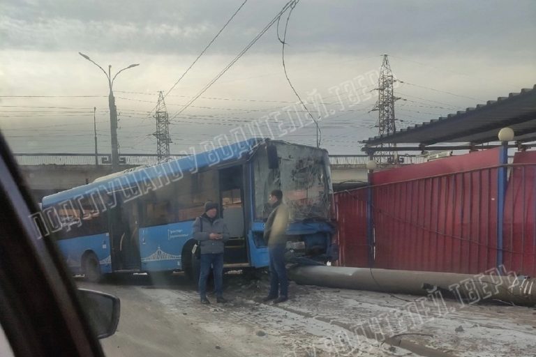 Автобус снес столб на улице Коминтерна в Твери