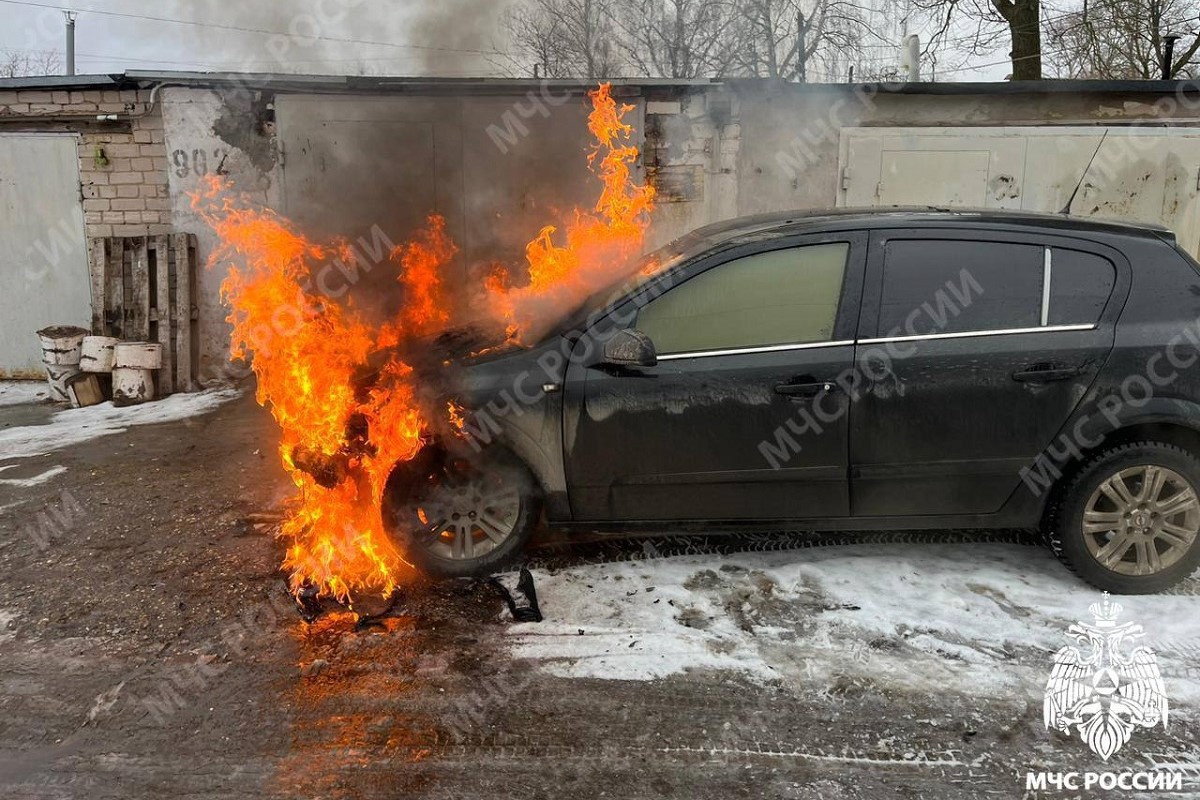 Иномарка горела в гаражном кооперативе в Твери