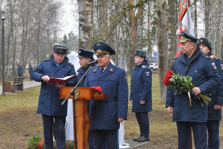 В Твери открыли памятный камень погибшему экипажу Ил-76