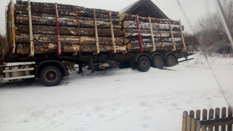 Груженный лесовоз завалился на дом в Тверской области