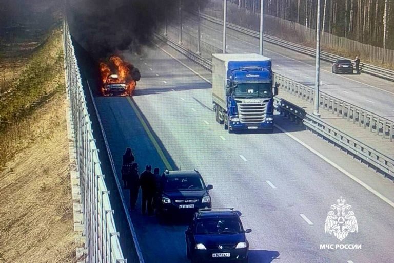 Автомобиль загорелся на М-11 в Тверской области