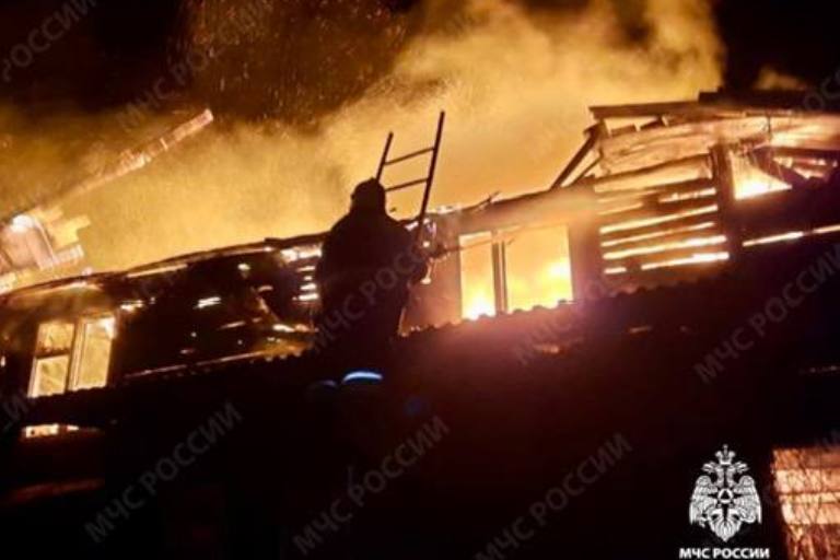 Ночью в Тверской области сгорел жилой дом